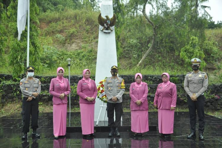 Dalam Rangka Hari Kesatuan Gerak Bhayangkari Ke 68, Bhayangkari Cabang Banjar Ziarah ke TMP Kota Banjar