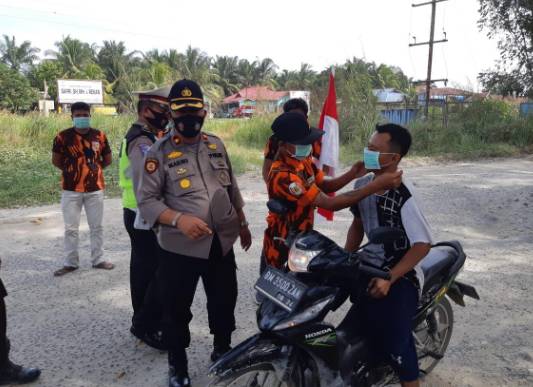 Ops Zebra 2020 : Kapolsek Tapung Gandeng Ormas PP Bagikan 2000 Masker untuk Pengguna Jalan