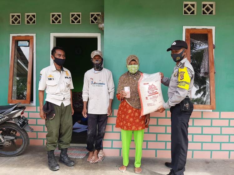 Bhabinkamtibmas Polres Banjar Awasi Pendistribusian Bansos JPS Covid-19