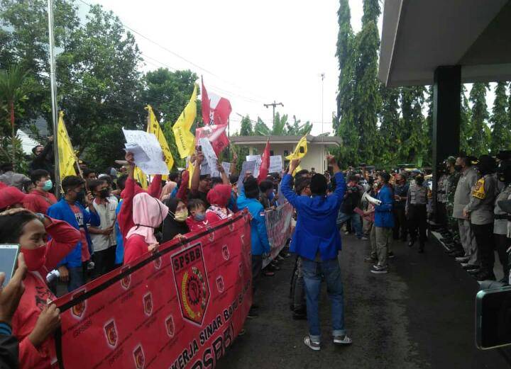 aksi penolakan kembali digelar di halaman gedung DPRD Kota Banjar
