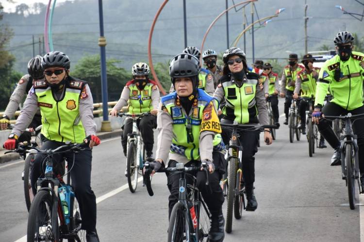 Sambil Bersepeda Kapolres Banjar serta Jajaran Patroli Protokol Kesehatan dan Berikan Bantuan