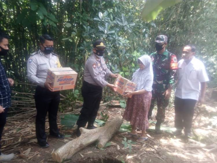Kapolsek Pataruman Resor Banjar Polda Jawa Barat AKP Cecep Edi Sulaeman, S.IP Berikan Bantuan kepada Ibu Entin Komariah