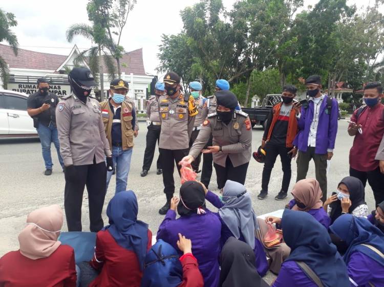 Kapolres Kampar Pimpin Pengamanan Demo Tolak UU Cipta Kerja 