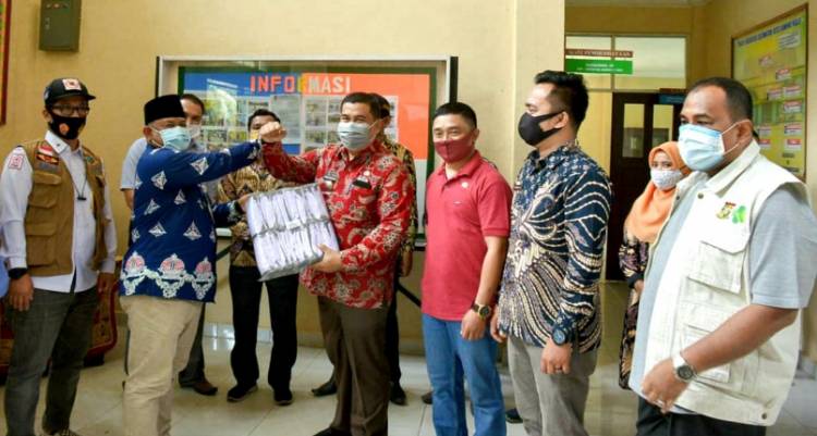 Ingin Masyarakat Patuh Protokol Kesehatan, Bupati Kampar Kembali Serahkan Bantuan Masker