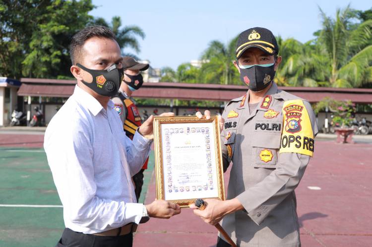Kapolres Inhil AKBP Dian Setyawan Memberikan Penghargaan Pada Personel Yang Berprestasi