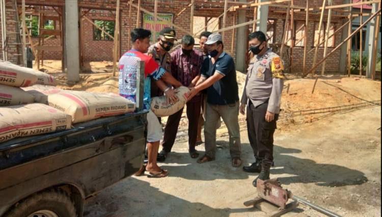 Kapolsek Tapung Bantu 50 Sak Semen untuk Pembangunan TPA Nurul Iman Desa Petapahan