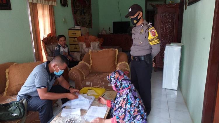 Bhabinkamtibmas Kelurahan Hegarsari Bripka One Suherman Bantu Salurkan JPS