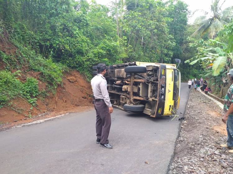 Tidak Kuat Menanjak Kendaraan Trux Box Terjungkal