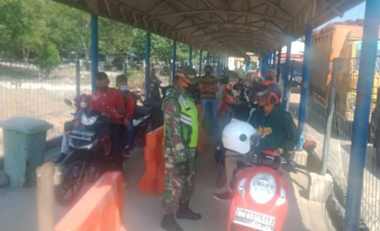 Babinsa Koramil 05/Rupat Gelar Pendispiln Protokol Kesehatan Bagi Penumpang Kapal Roro