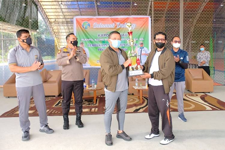 Kapolda Riau Buka Turnamen Futsal IWO Riau Cup Pertama 2021