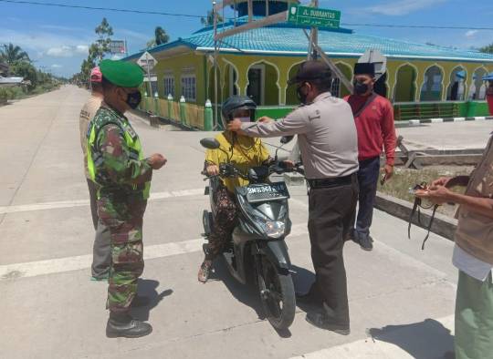 Babinsa Koramil 05/Rupat Gelar Operasi Yustisi di Pos PPKM