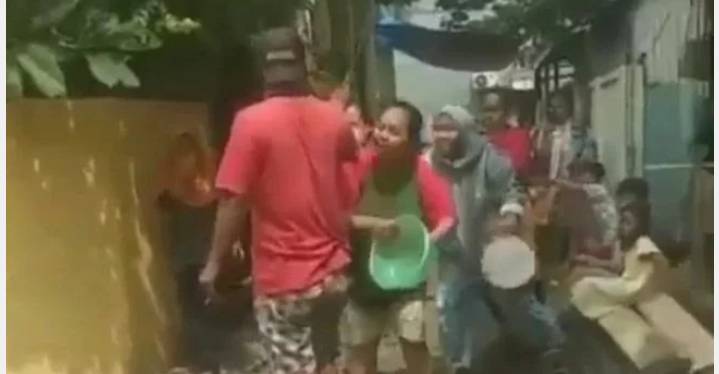 Sekumpulan Emak Emak Lawan Preman Pakai Prabotan dan Panci