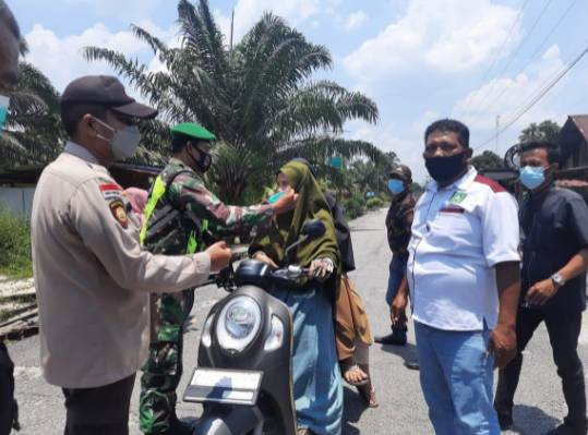 Babinsa Koramil 05/Rupat Gelar Operasi Yustisi Disiplin Masker di Pos PPKM