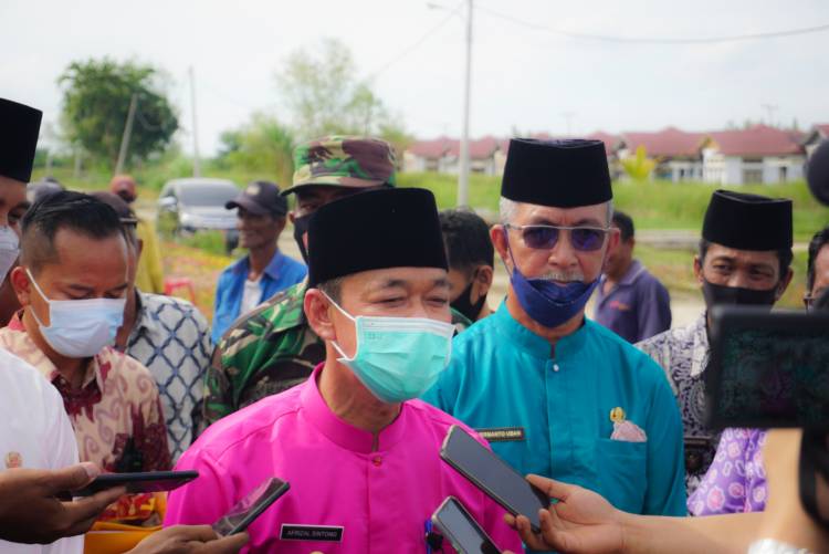 Dukung Swasembada Padi, Bupati Rohil Serahkan Bantuan untuk 2000 Hektar Lahan