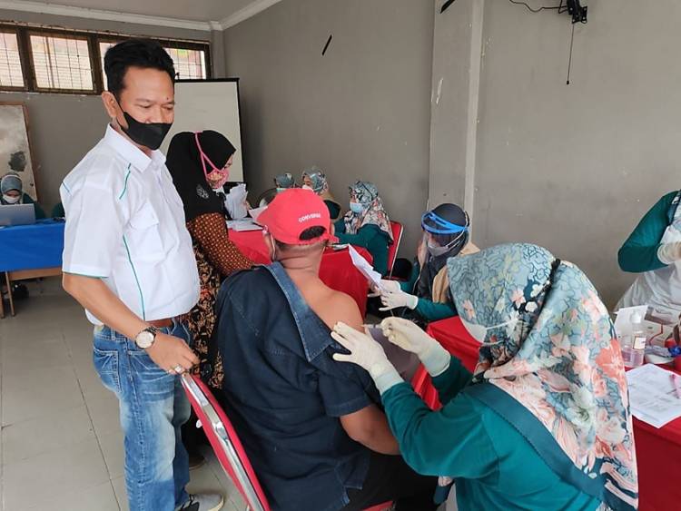 Kadin Inhil Laksanakan Vaksinasi Dosis II bagi Mahasiswa dan Masyarakat dengan Target 1000 Orang