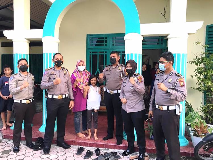 Satlantas Polresta Pekanbaru Kunjungi Bocah SD Korban Tabrak Lari Pengendara Ojol 