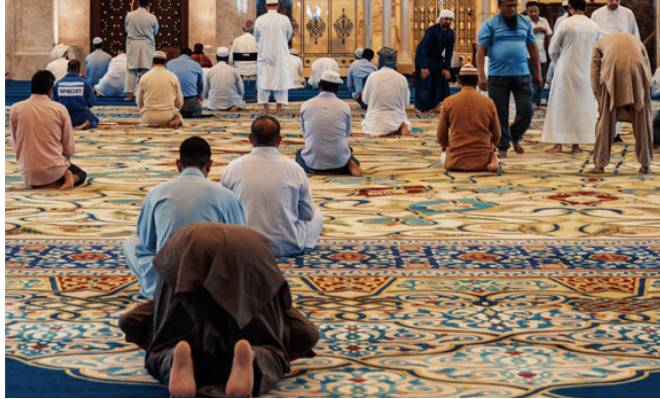 Apa Hukumnya, Menunda Sholat Dengan Alasan Pekerjaan ?.