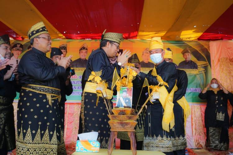 Bupati dan Wabup Rohil Dapat Gelar Datuk Setia Adat