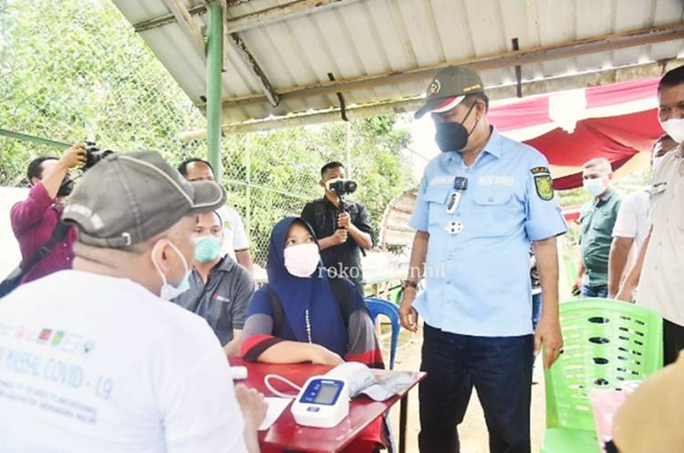 Wabup Inhil H. Syamsuddin Uti Tinjau Pelaksanaan Vaksinasi Massal di THIP Pelangiran 