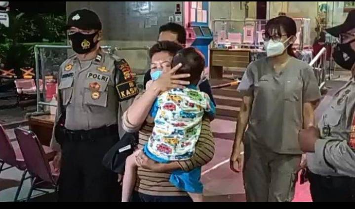 Bocah 3 Tahun Disamping Jasad Neneknya Yang Sudah Bauk Menyengat Tiga hari Tak Makan 