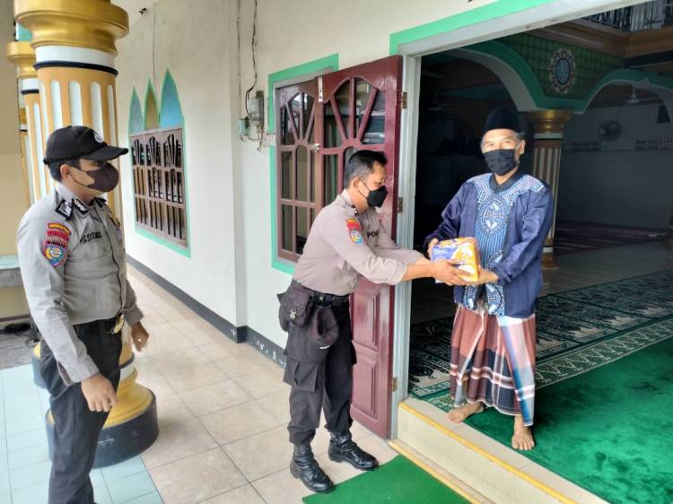Jajaran Polres Inhil Bagikan Bantuan Paket Sembako dan Nasi Kotak Untuk Penjaga Masjid Di Tembilahan