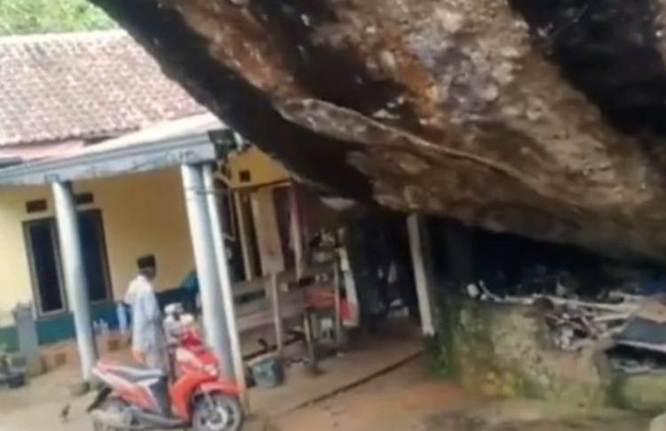 Viral, Penampakan Batu Raksasa Melebihi Ukuran Rumah Bikin Netizen Merinding
