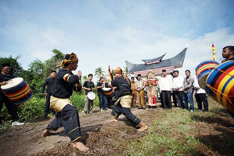 Bupati Inhil Apresiasi Kebudayaan Piaman dalam Peringati Maulid Nabi Muhammad SAW 