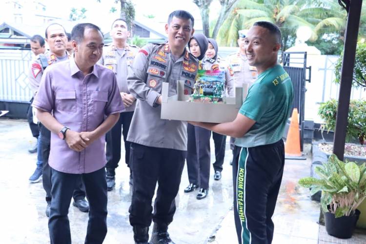 Kapolres Inhil Beri Kejutan kepada Dandim 0314/Inhil di HUT ke-77 TNI