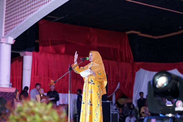 Meriahkan Pesta Ragam Budaya, Ketua TP PKK Inhil Hj. Zulaikhah Tampil Bacakan Puisi