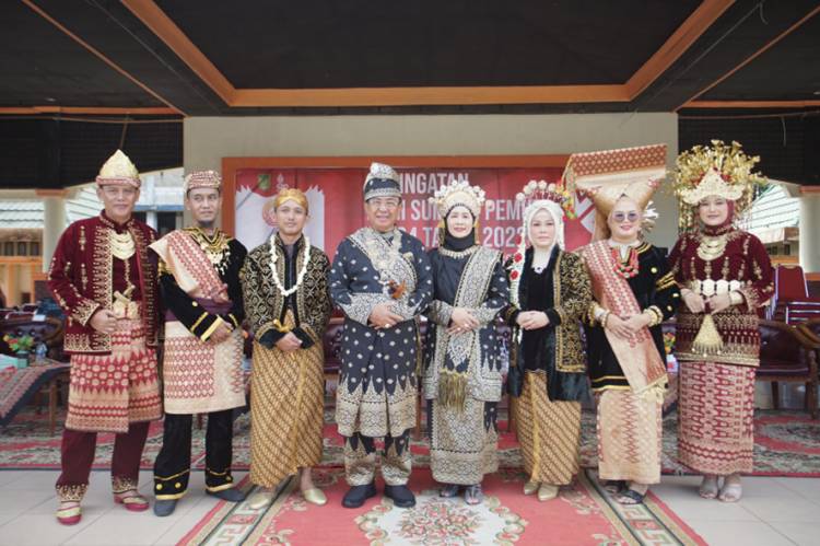 Kenakan Baju Adat Melayu, Bupati Inhil Jadi Irup Peringatan Hari Sumpah Pemuda ke-94