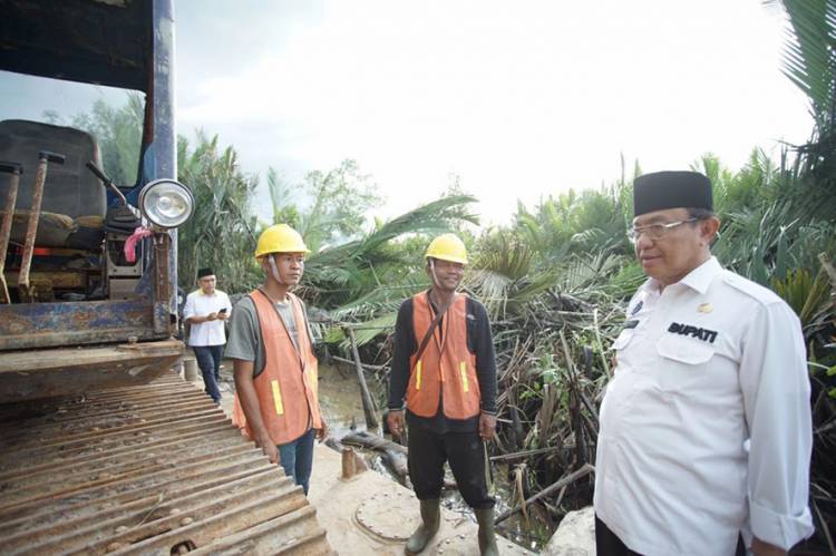 Bupati Inhil HM. Wardan Tinjau Progres Normalisasi Kanal Desa Tekulai Hulu