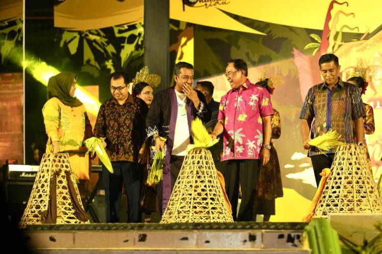 Buka Festival Ekonomi Kreatif, Bupati HM WARDAN Harapkan Dapat Meningkatkan UMKM di Kabupaten Indragiri Hilir 