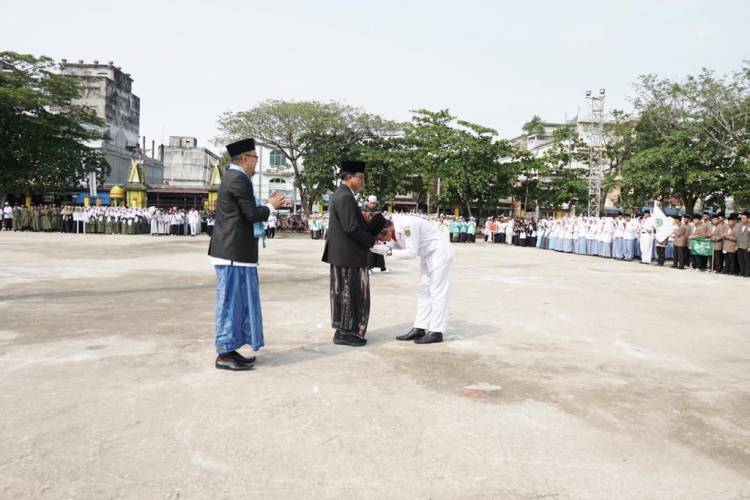 Diikuti Ribuan Guru Dan Santri, Bupati Inhil HM WARDAN Pimpin Upacara Hari Santri Nasional Tahun 2023 