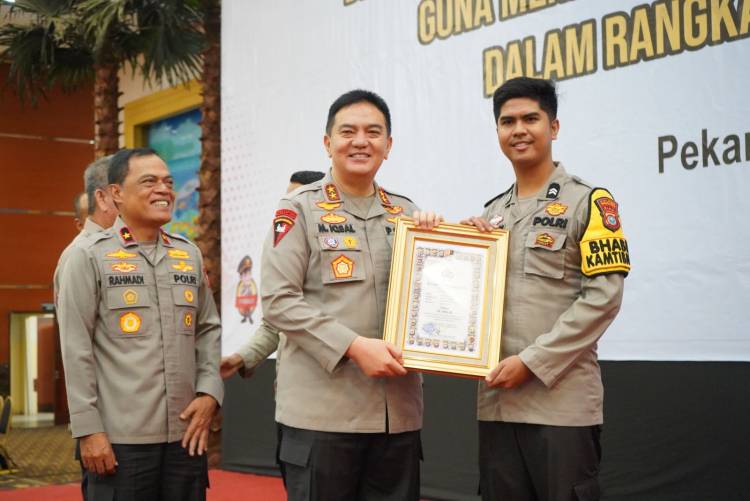 Dengan  Kinerja Terbaik Bhabinkamtibmas Polres Inhil Briptu Salman Alfarisi Mendapat Penghargaan Dari Kapolda Riau
