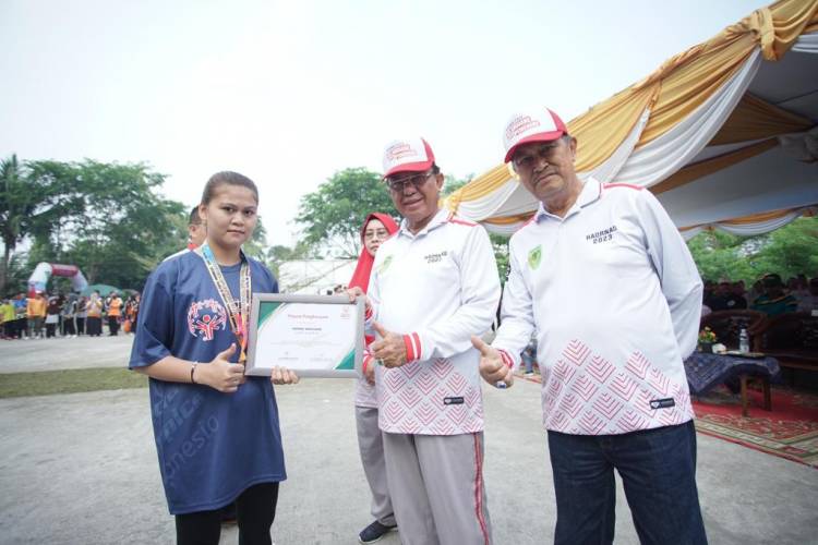 Bupati Inhil HM WARDAN Lepas Peserta Jalan Santai Dalam Rangka HAORNAS ke-40 Tahun 2023