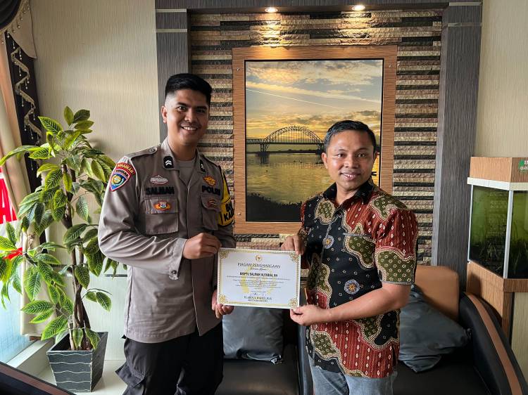 DPR RI Abdul Wahid Berikan Sertifikat untuk Bhabinkamtibmas Milenial dari Inhil
