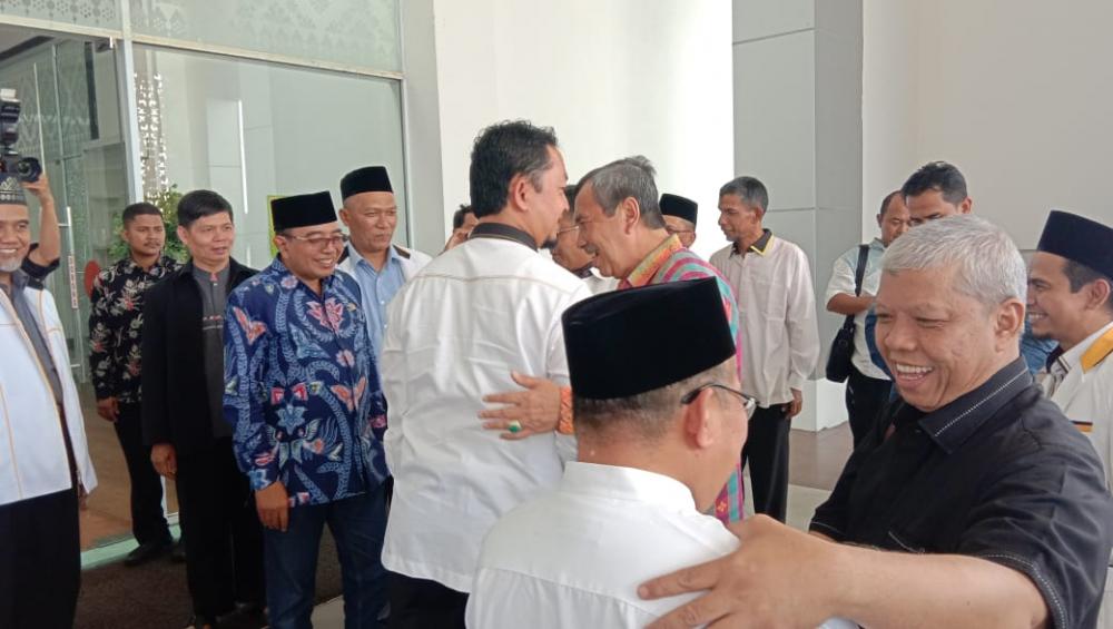 Kedatangan Syahrul Aidi Maazat Disambut Gubri Serta Pejabat Lainnya di Bandara SSQ II
