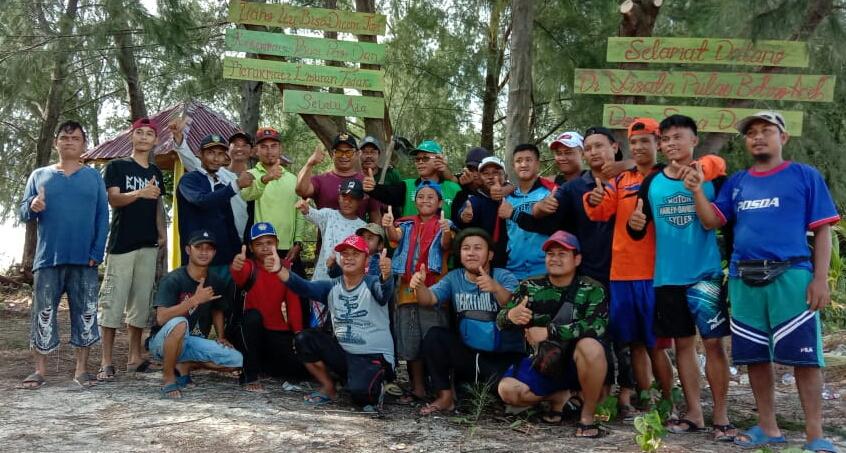 Pemerintah Dan Karang taruna Desa Sukadamai Gelar GORO Bersih Pantai  Pulau Beting Aceh  Rupat utara
