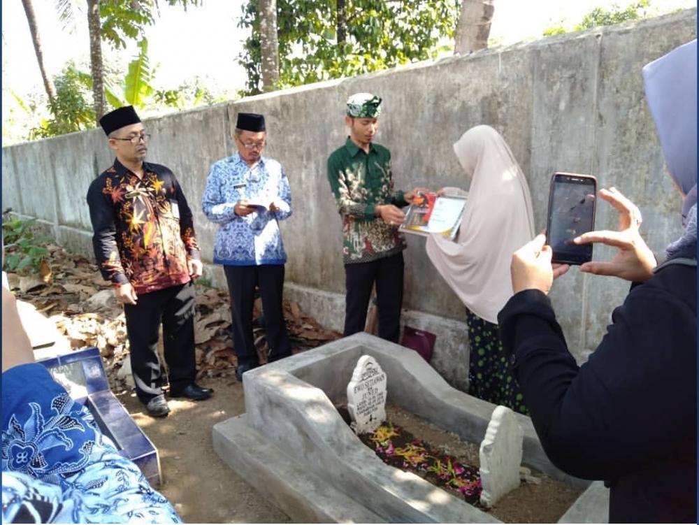Peringati hari pahlawan, KPU Kota Banjar ziarahi Makam Pahlawan Demokrasi.