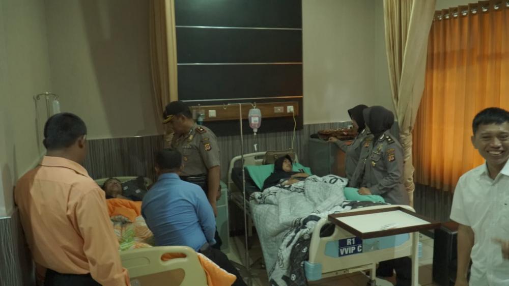 Kabag Ops, Kabag Sumda dan para Kasat Jenguk Anggota Polres Banjar dan Bhayangkari yang Sakit