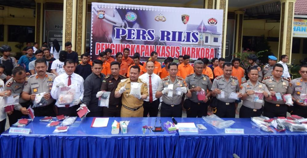 Kapolres Kampar bersama Bupati, Ekspos Ungkap Kasus Narkoba Sepekan Terakhir di Polres Kampar