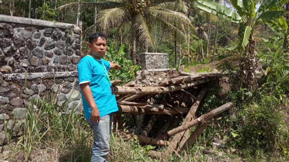 JEMBATAN AMBRUK HAMBAT AKTIVITAS WARGA.