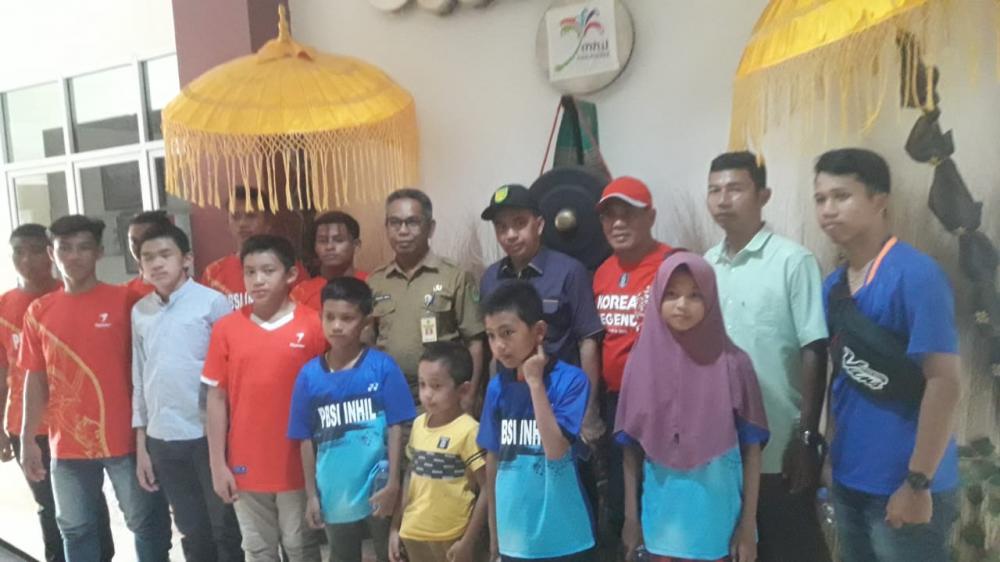 Ikuti Kejurdaprov Riau 2019 di Inhu,  Kadisparporabud dan Ketua PBSI Lepas Atlet Bulutangkis Inhil