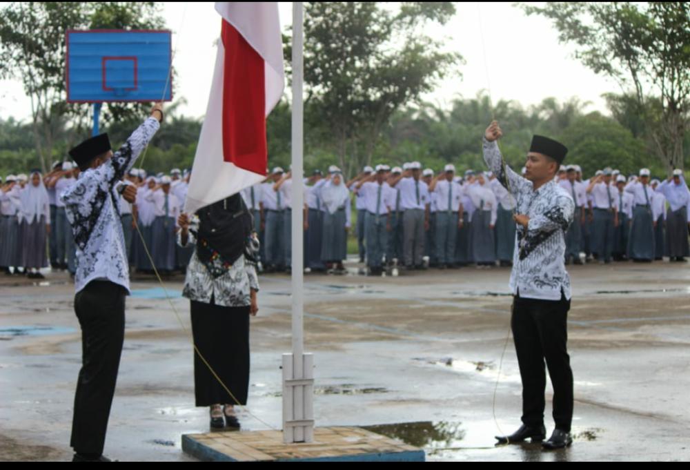 Para Guru Jadi Petugas Upacara pada Peringatan HUT PGRI  dan HGN Ke 74 di SMAN 4 Rupat