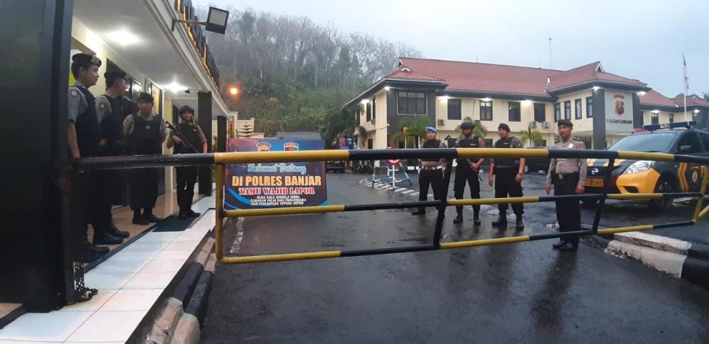 Pasca Bom Bunuh Diri Medan Polres Banjar Perketat keamanan dengan menerapkan sistem satu pintu (one gate) terhadap pengunjung