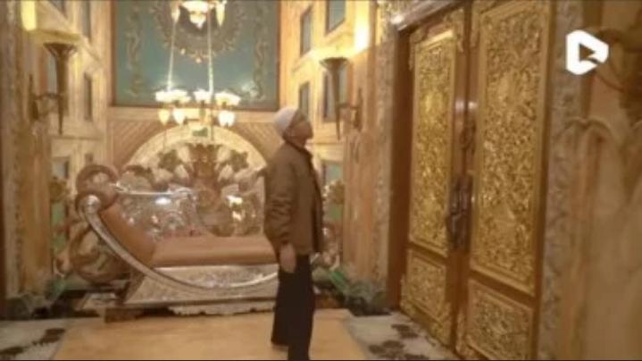 Rumah Mega Dengan Interior Didominasi Warna Emas