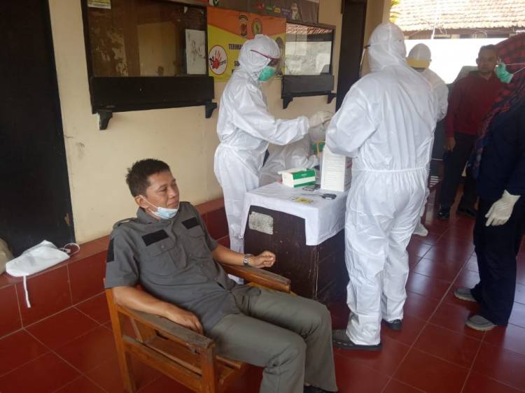 Polsek Banjar Lakukan Kegiatan Test Swab kepada Sejumlah Peronel
