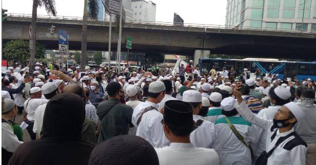 Ribuan Massa Jemput Habib Rizieq Shihab,Siapa Bilang Tak Punya Pengikut.