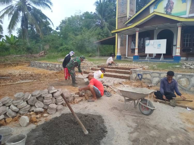 Bersama Warga,  Babinsa Koramil 03/Bgs Laksanakan Goro di Gereja