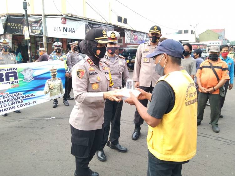 Kapolres Banjar Kembali Berikan Hadiah Kepada Masyarakat yang Patuh Prokes dan Taat Peraturan Lalu Lintas